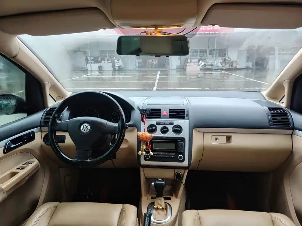 Volkswagen Touran 2011 1.4T DSG Smart Premium Edition 5 seats — фото 10