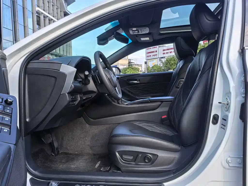 Toyota Avalon 2023 2.5L Touring Premium Edition — фото 9