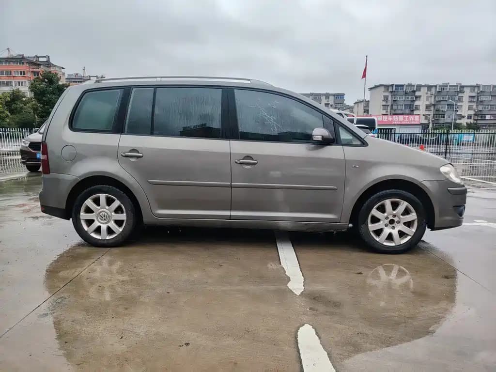Volkswagen Touran 2011 1.4T DSG Smart Premium Edition 5 seats — фото 3