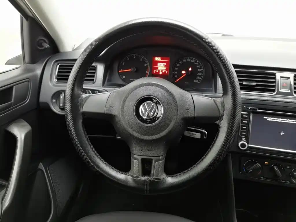 Volkswagen Santana 2013 1.6L Manual Elegant Edition — фото 11