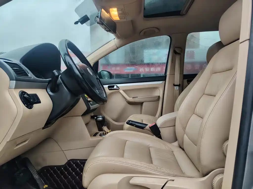 Volkswagen Touran 2011 1.4T DSG Smart Premium Edition 5 seats — фото 6