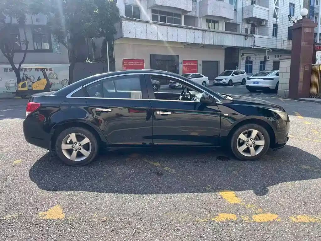 Chevrolet Cruze 2012 1.6L SE MT — фото 4