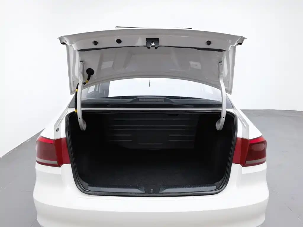 Volkswagen Santana 2013 1.6L Manual Elegant Edition — фото 16