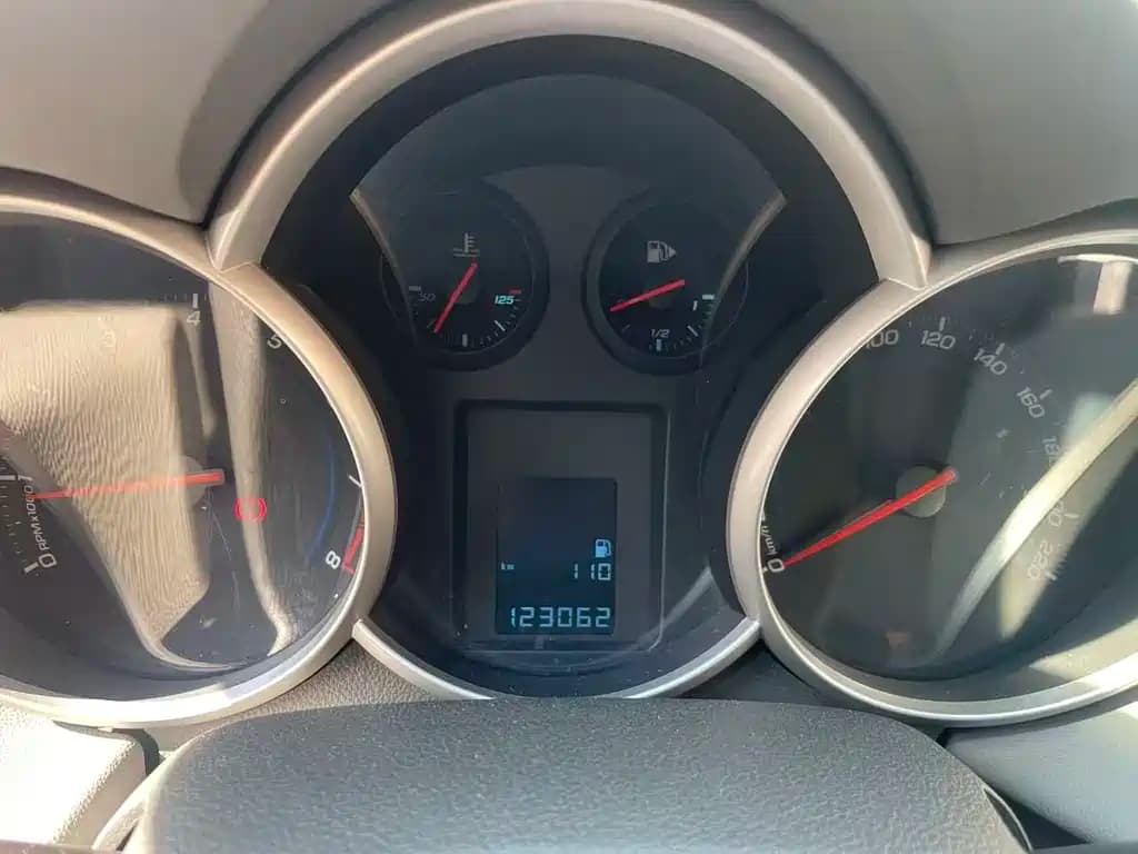 Chevrolet Cruze 2012 1.6L SE MT — фото 12