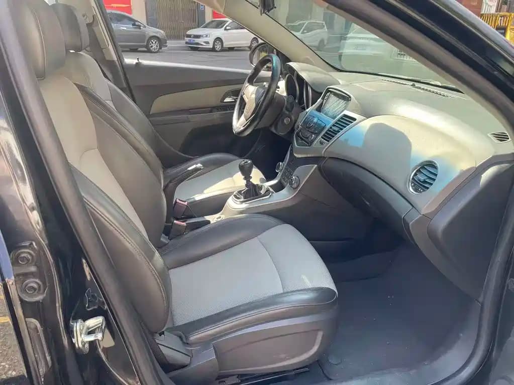 Chevrolet Cruze 2012 1.6L SE MT — фото 9